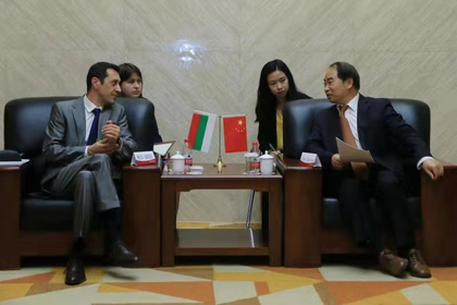 Посланика на България  посети Пекинския университет за чужди езици по повод 80-годишнината от основаването му